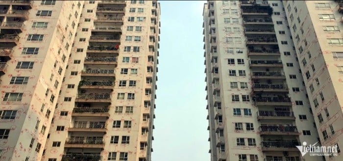 Cu-dan-toa-chung-cu-o-ha-noi-hoang-mang-tot-do-khi-xuat-hien-ky-hieu-muc-do-phu-kin-toan-bo-tuong-3