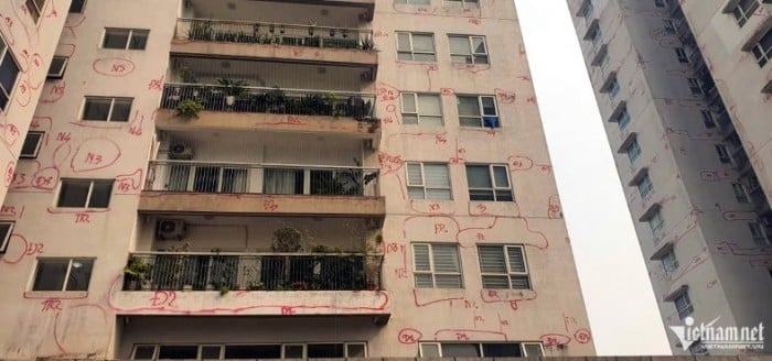 Cu-dan-toa-chung-cu-o-ha-noi-hoang-mang-tot-do-khi-xuat-hien-ky-hieu-muc-do-phu-kin-toan-bo-tuong-4