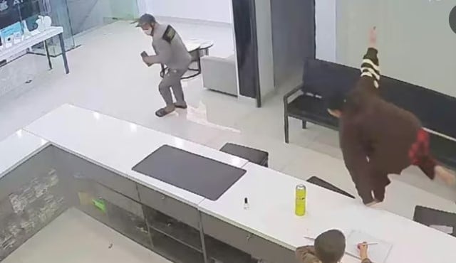 clip-nu-nhan-vien-lieu-minh-truy-duoi-ke-cuop-dien-thoai-tay-cam-dao-con-nho-khoc-thet-khi-chung-kien-2