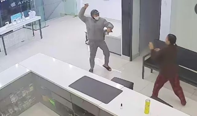 clip-nu-nhan-vien-lieu-minh-truy-duoi-ke-cuop-dien-thoai-tay-cam-dao-con-nho-khoc-thet-khi-chung-kien-4