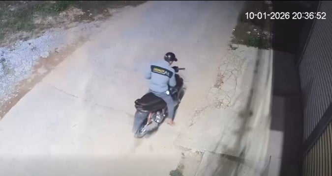 clip-nu-nhan-vien-lieu-minh-truy-duoi-ke-cuop-dien-thoai-tay-cam-dao-con-nho-khoc-thet-khi-chung-kien-5