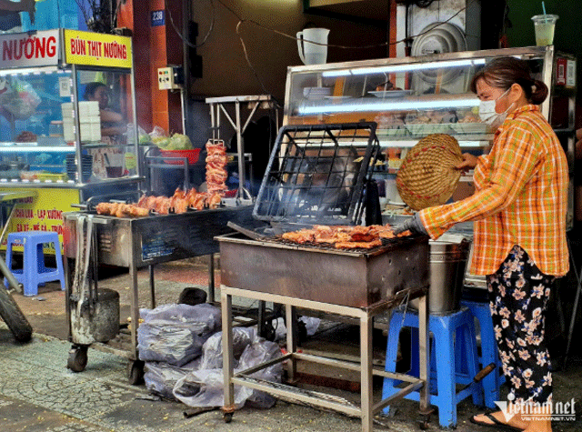 Phat-ngan-voi-mo-hinh-bep-nuong-ngoai-troi-nguoi-dan-than-tho-vi-phai-chiu-dung-khoi-moi-ngay-2