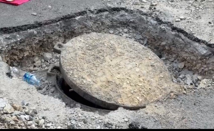 2-cong-nhan-roi-vao-ho-ga-2