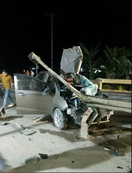 Clip-va-cham-manh-khien-xe-oto-bien-dang-dau-xe-vo-nat-tai-xe-xuat-hien-trong-tinh-trang-gay-soc -2