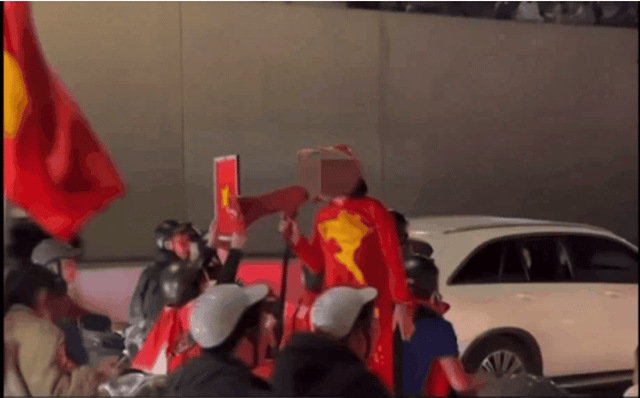 nguoi-phu-nu-keu-goi-dua-xe-2