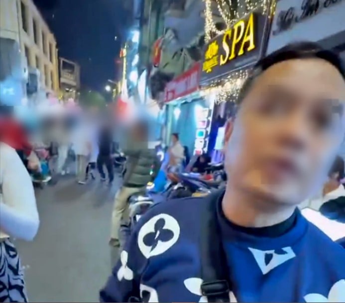 Loi-khai-gay-bat-ngo-vu-nguoi-dan-ong-ngang-nhien-moi-chao-khach-tay-dung-chat-cam-o-pho-co-ha-noi-1