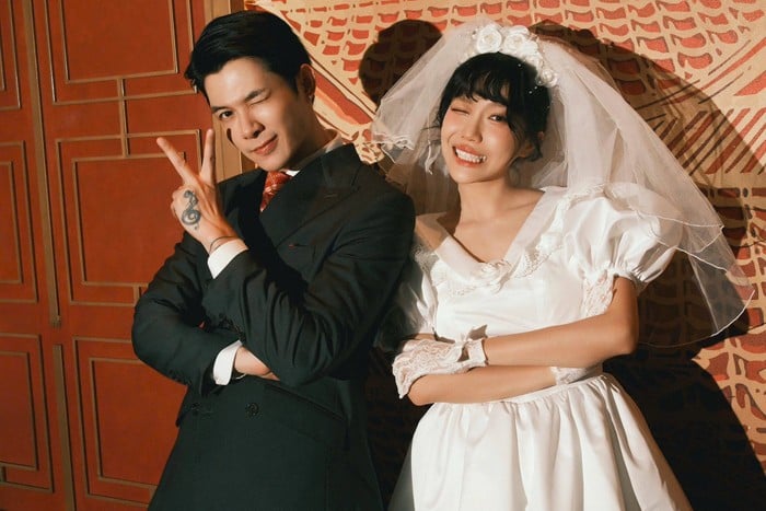 Cặp đôi làm 'đám cưới miền Tây' khi tham gia một buổi tiệc.