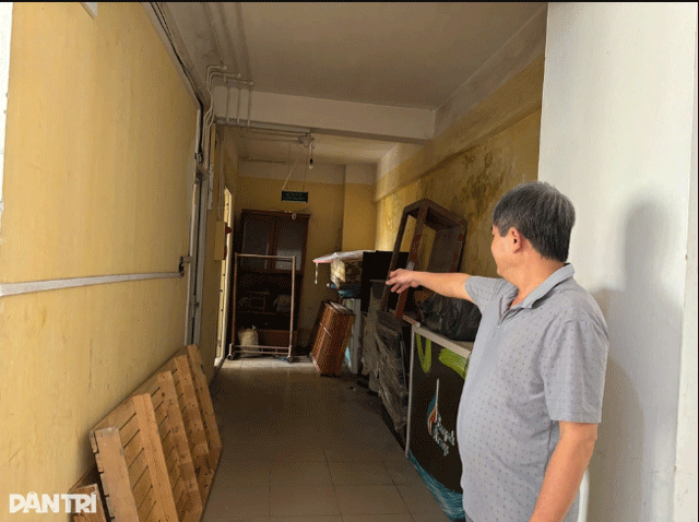 Cu-dan-buc-xuc-khi-hanh-lang-chung-cu-tien-ty-tro-thanh-noi-tap-ket-rac-loi-thoat-hiem-bi-buoc-day-4