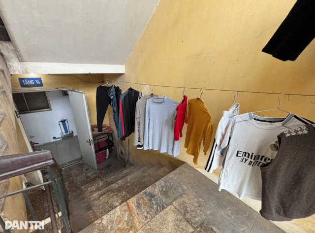 Cu-dan-buc-xuc-khi-hanh-lang-chung-cu-tien-ty-tro-thanh-noi-tap-ket-rac-loi-thoat-hiem-bi-buoc-day-6