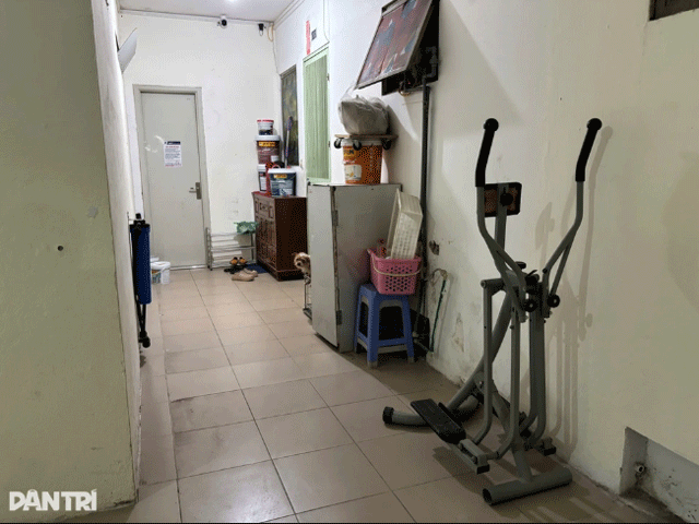 Cu-dan-buc-xuc-khi-hanh-lang-chung-cu-tien-ty-tro-thanh-noi-tap-ket-rac-loi-thoat-hiem-bi-buoc-day-8