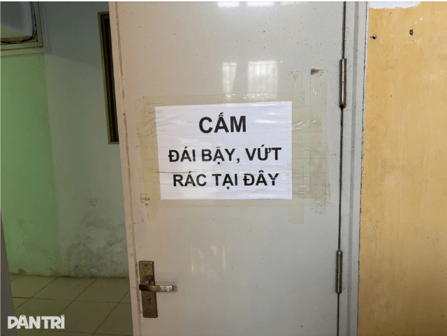 Cu-dan-buc-xuc-khi-hanh-lang-chung-cu-tien-ty-tro-thanh-noi-tap-ket-rac-loi-thoat-hiem-bi-buoc-day-10