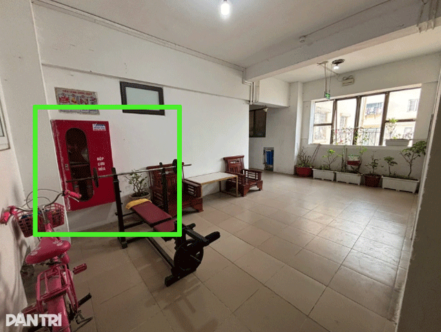 Cu-dan-buc-xuc-khi-hanh-lang-chung-cu-tien-ty-tro-thanh-noi-tap-ket-rac-loi-thoat-hiem-bi-buoc-day-7