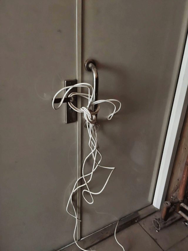 Cu-dan-buc-xuc-khi-hanh-lang-chung-cu-tien-ty-tro-thanh-noi-tap-ket-rac-loi-thoat-hiem-bi-buoc-day-3