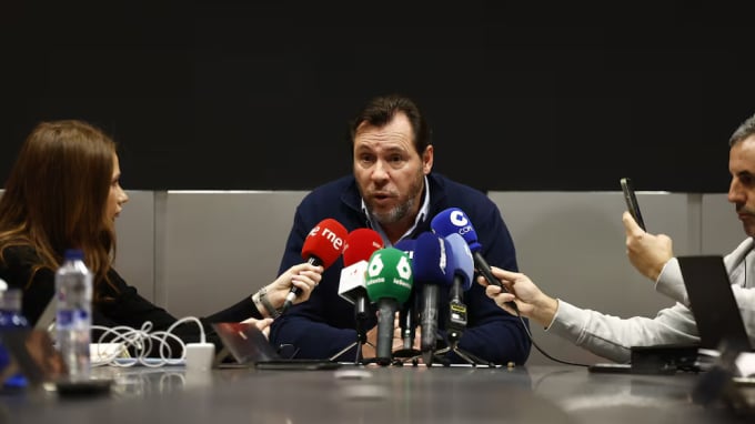 Bộ trưởng Giao thông Tây Ban Nha Oscar Puente họp báo đêm 18/1 tại Madrid. Ảnh: Reuters