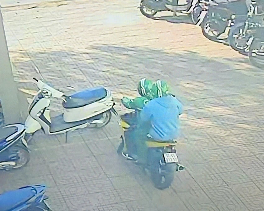 Sau khi cướp tiền, hai người đàn ông lái mô tô chạy ra quốc lộ 14, lưu thông hướng Gia Lai đi Đắk Lắk.