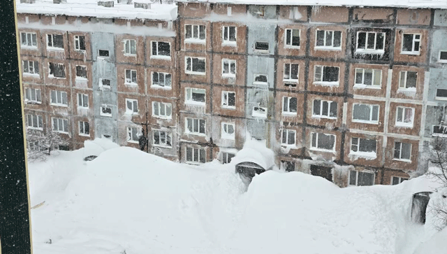 Dot-bao-tuyet-lon-nhat-trong-60-nam-o-nga-tuyet-cao-ngang-den-giao-thong-da-co-2-nguoi-tu-vong-1