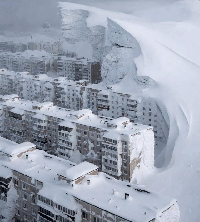 Dot-bao-tuyet-lon-nhat-trong-60-nam-o-nga-tuyet-cao-ngang-den-giao-thong-da-co-2-nguoi-tu-vong-5