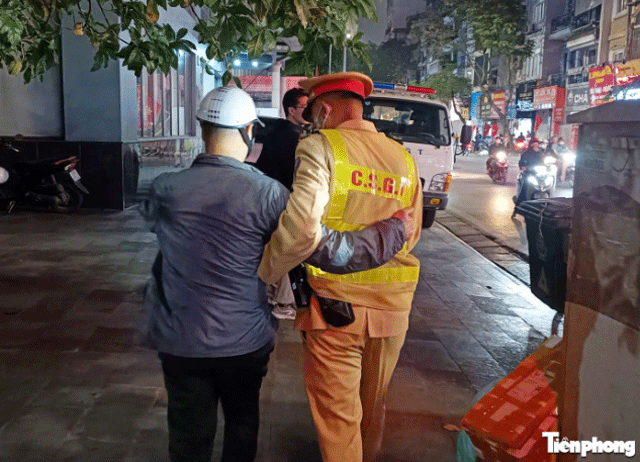 Ha-noi-nguoi-dan-ong-chu-dong-nho-csgt-ho-tro-diu-vao-chot-de-lap-bien-ban-sau-bua-nhau-het-minh-2