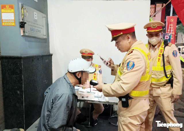 Ha-noi-nguoi-dan-ong-chu-dong-nho-csgt-ho-tro-diu-vao-chot-de-lap-bien-ban-sau-bua-nhau-het-minh-5