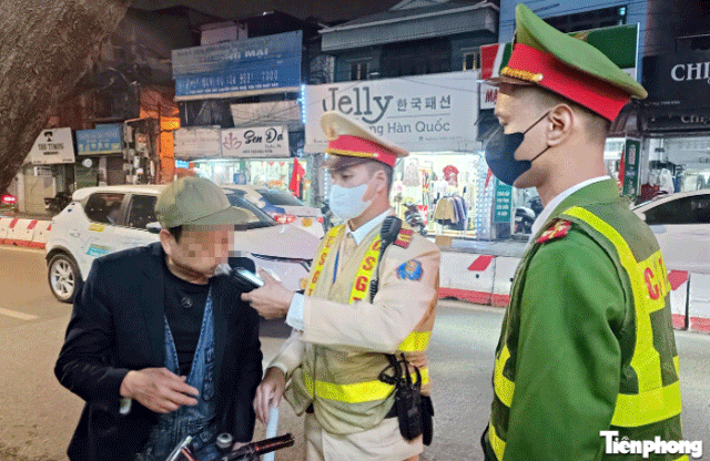 Ha-noi-nguoi-dan-ong-chu-dong-nho-csgt-ho-tro-diu-vao-chot-de-lap-bien-ban-sau-bua-nhau-het-minh-6