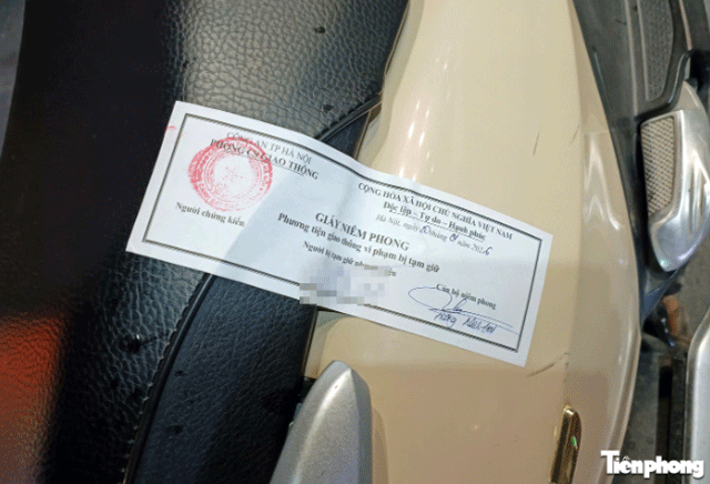 Ha-noi-nguoi-dan-ong-chu-dong-nho-csgt-ho-tro-diu-vao-chot-de-lap-bien-ban-sau-bua-nhau-het-minh-4