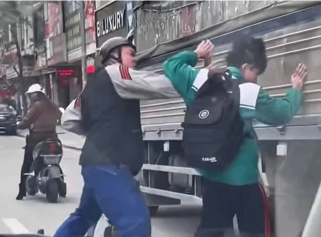 Nam-sinh-lop-9-bi-nguoi-dan-ong-hanh-hung-da-man-danh-tinh-ga-dan-ong-xuat-hien-chi-tiet-gay-soc-1