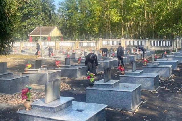 thanh-thieu-nien-gay-roi-duoc-di-don-dep-nghia-trang-liet-si