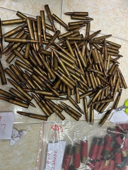 Bóc gỡ đường dây vũ khí quân dụng đặc biệt nguy hiểm, thu giữ 21 khẩu súng