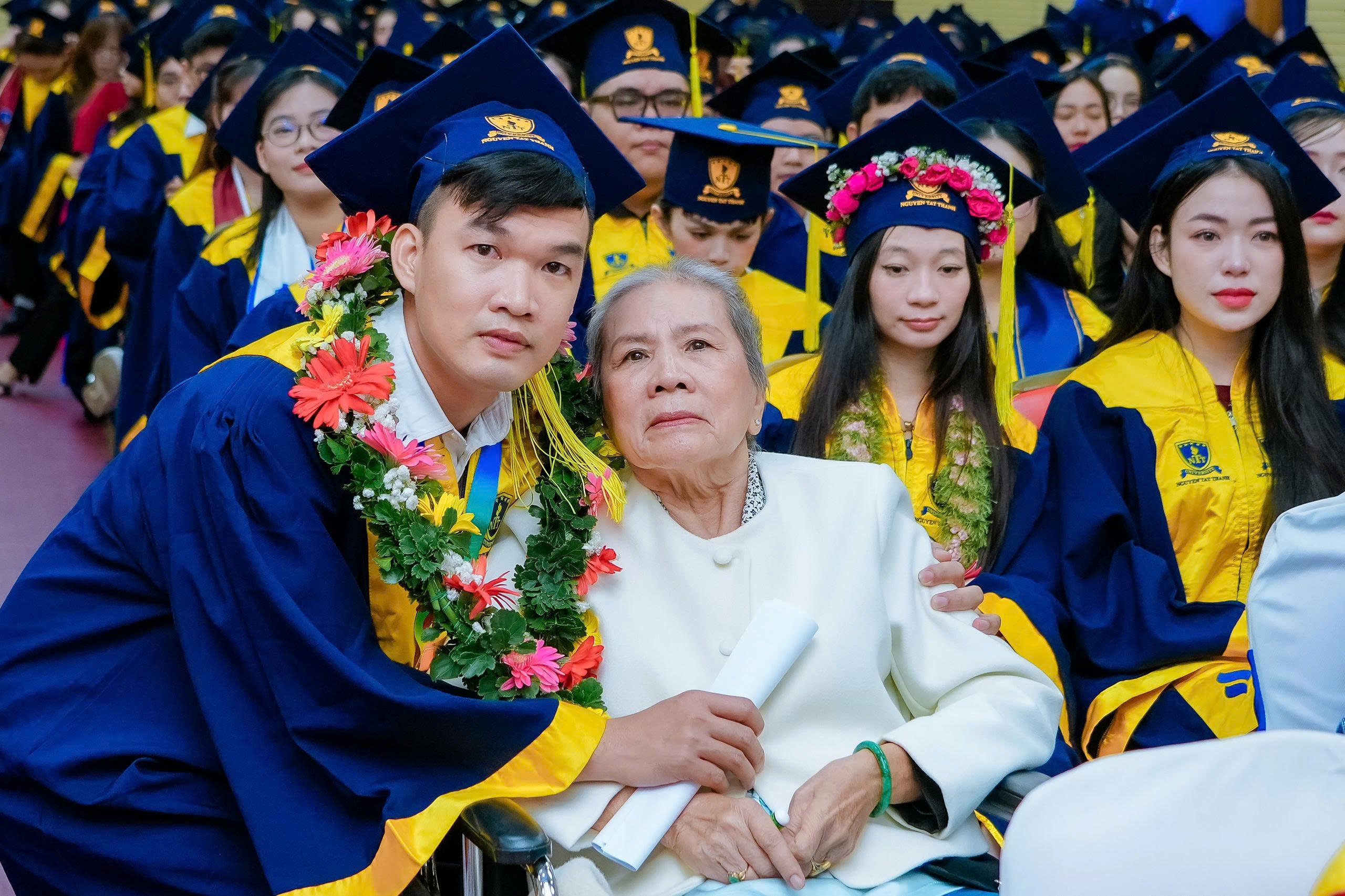 Xúc động khoảnh khắc tân khoa cõng mẹ lên sân khấu nhận bằng tốt nghiệp - Ảnh 6.