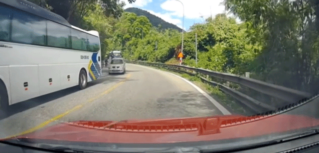 Xe-khach-cho-hoc-sinh-di-da-ngoia-than-nhien-chay-nguoc-chieu-vuot-au-tren-deo-bao-loc-gay-buc-xuc-3