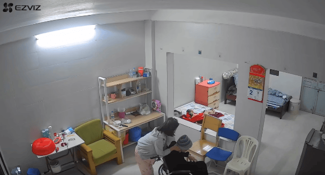 Clip-nu-giup-viec-bao-hanh-da-man-cu-ba-90-tuoi-bi-bai-liet-lien-tuc-van-co-bop-co-chui-boi-3