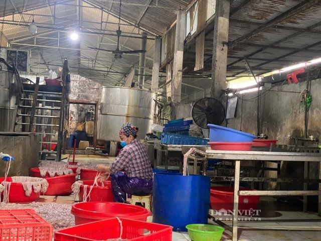 ben-trong-co-so-che-bien-long-lon-ban