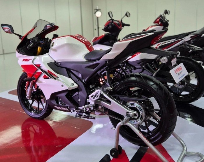 YAMAHA-R15M-5
