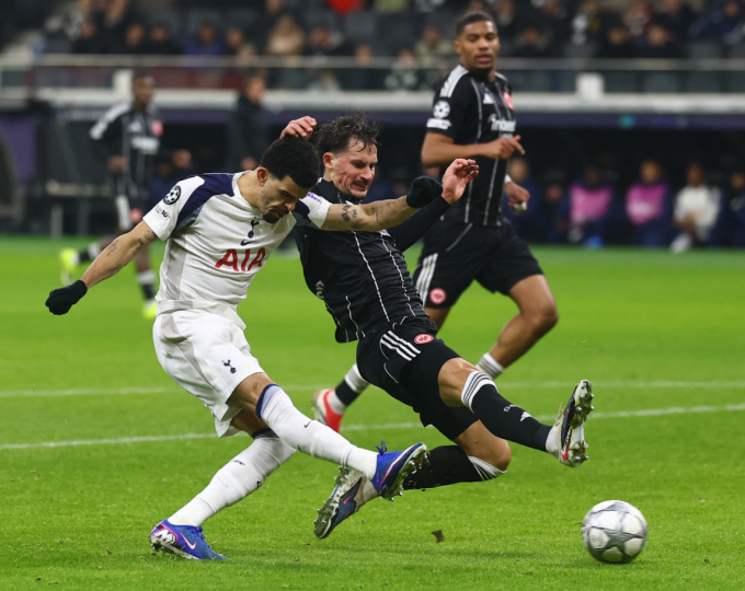 Dominic Solanke (áo trắng) ghi bàn trong trận Tottenham thắng Frankfurt 2-0 trên sân Deutsche Bank Park, Frankfurt am Main, Hessen, Đức. Ảnh: Reuters