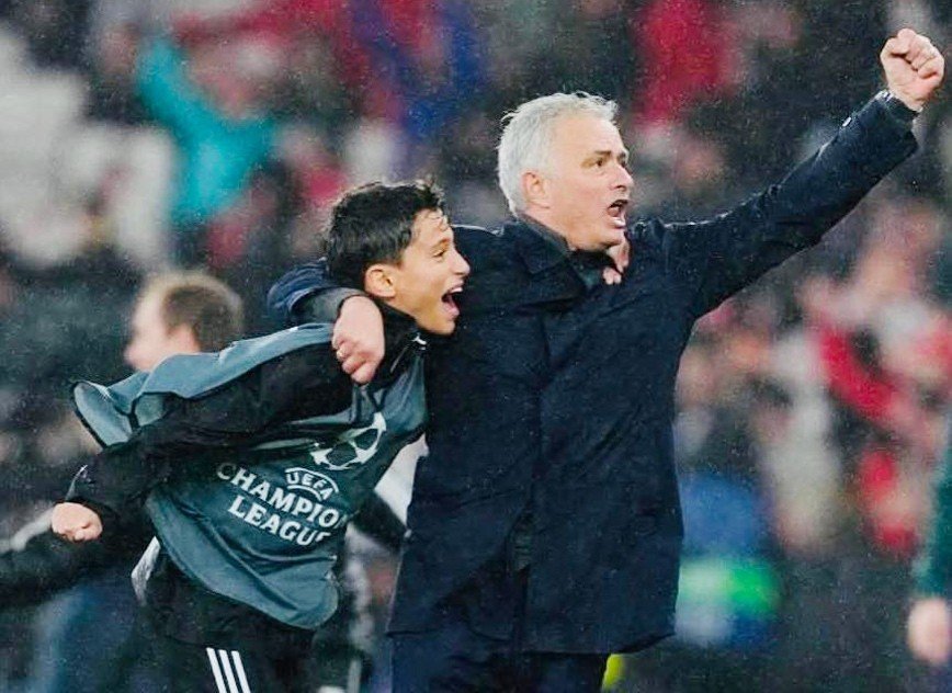 30-1769739036-mourinho-rong-cua-tro-lai-dinh-cao-sau-dem-huyen-ao-cung-benfica.jpg