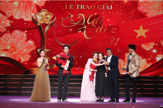 Ly-do-hoa-minzy-bi-che-trach-gay-gat-sau-man-len-nhan-giai-tai-le-trao-giai-mai-vang-cung-soobin-2