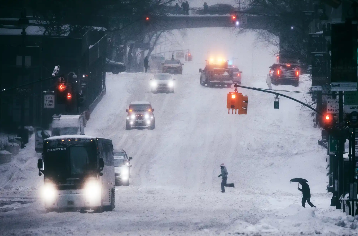 New York: 10 người tử vong ngoài đường trong trận bão tuyết lịch sử nước Mỹ, tình hình ngày càng tồi tệ- Ảnh 2.