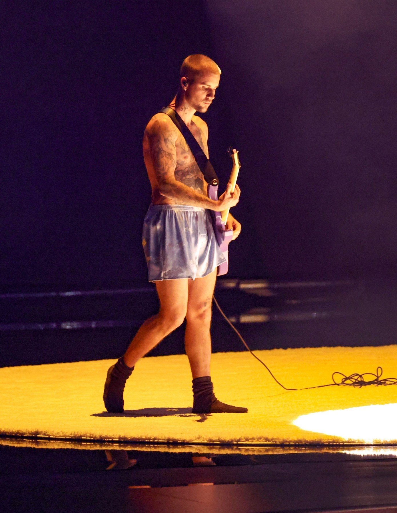Justin Bieber chỉ mặc quần đùi diễn ở Grammy 2026 - 2