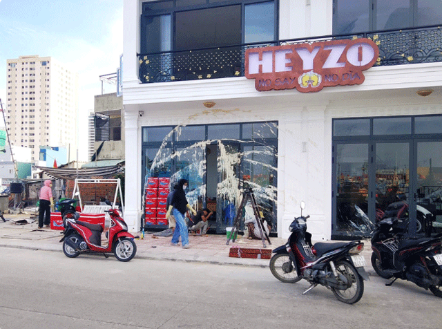 Nha-hang-an-uong-vua-khai-truong-bi-tat-son-3