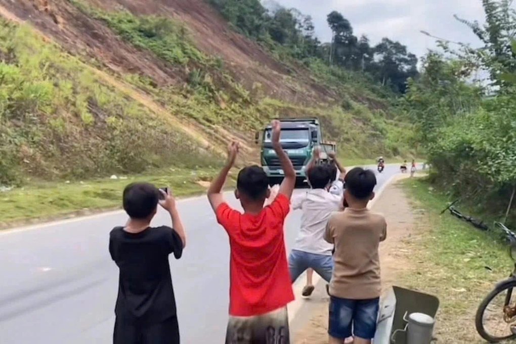 Ra đường nhảy múa theo tiếng còi xe, 23 học sinh bị công an mời làm việc - 2