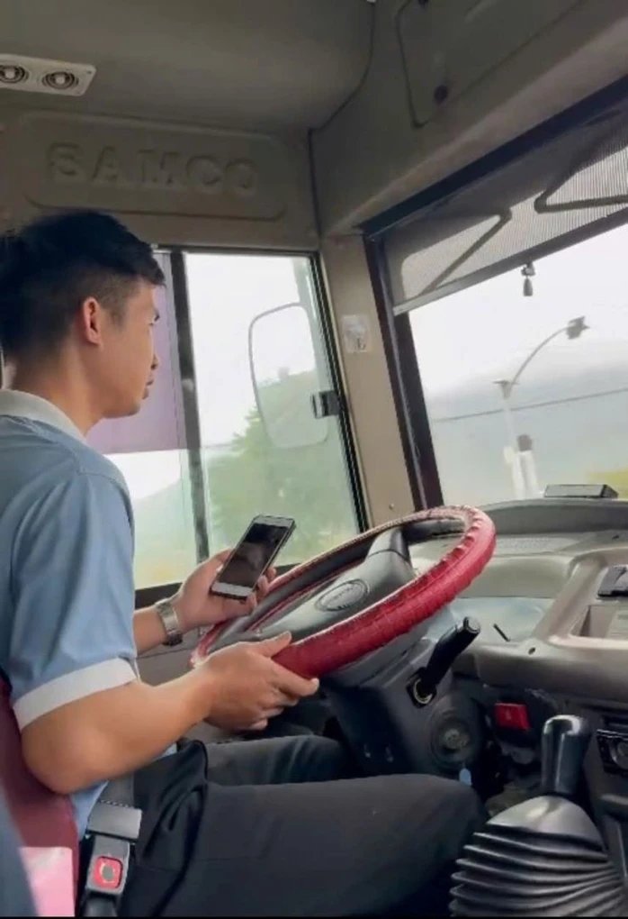 03-1770118498-tu-hinh-anh-cua-nguoi-dan-xu-phat-2-tai-xe-xe-buyt-vua-nghe-dien-thoai-vua-lai-xe.webp