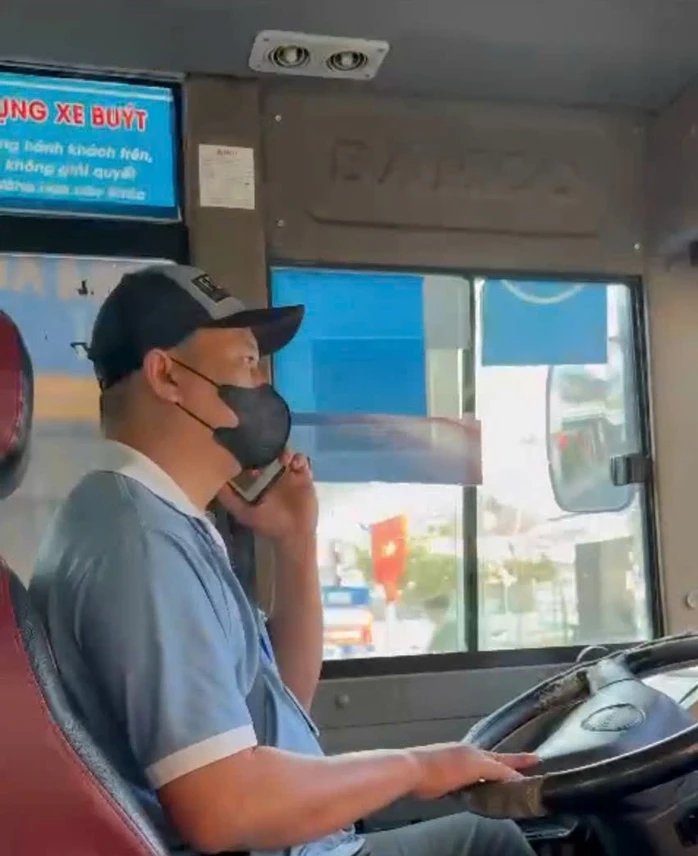 03-1770118498-tu-hinh-anh-cua-nguoi-dan-xu-phat-2-tai-xe-xe-buyt-vua-nghe-dien-thoai-vua-lai-xe.webp