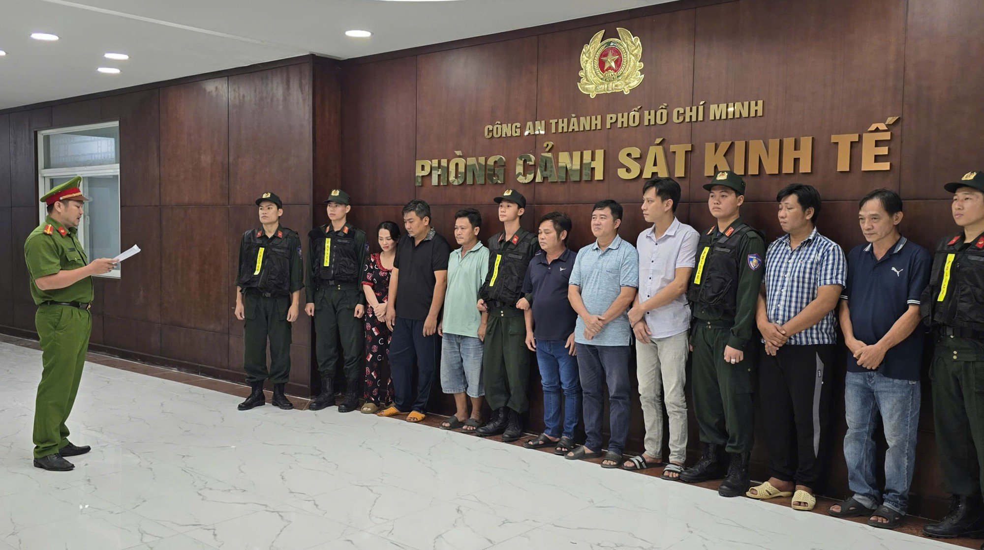 Bắt chủ cây xăng Trần Văn Đức, niêm phong, tạm giữ nhiều tang vật- Ảnh 1.