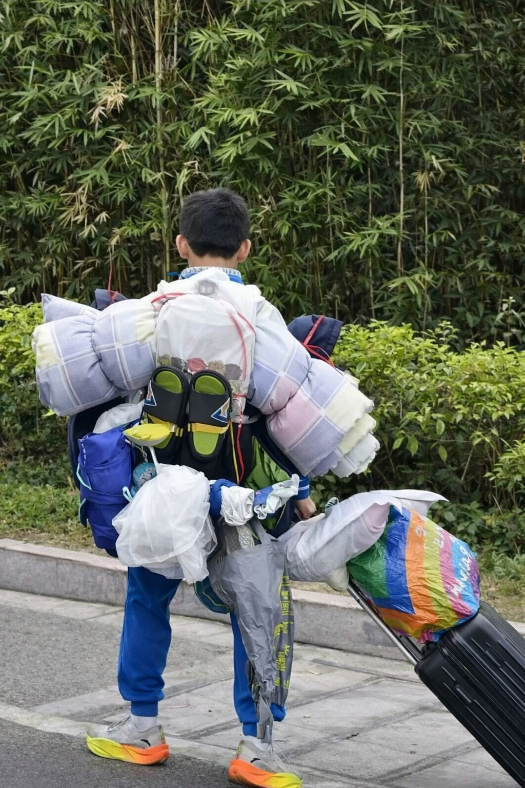 Cậu bé cấp 2 gây sốt MXH chỉ với một bức ảnh chụp sau lưng- Ảnh 2.