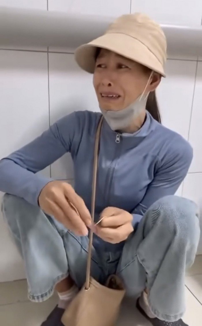 Nguoi-me-gao-khoc-sau-khi-bi-lua-het-tien-cuu-con-trai-2