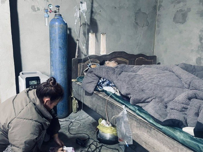 Nguoi-me-gao-khoc-sau-khi-bi-lua-het-tien-cuu-con-trai-3