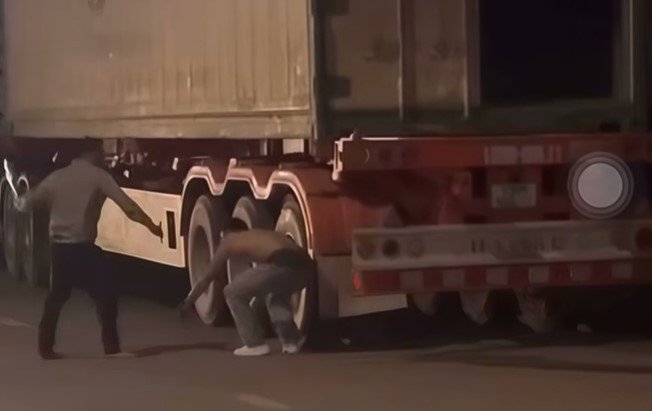 Vu-2-nguoi-dan-ong-dung-keo-va-con-rua-dam-nhau-o-cua-khau-cha-lo-nguyen-nhan-ban-dau-dan-den-dau-da-4