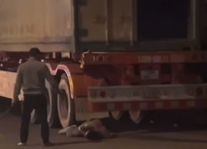 Vu-2-nguoi-dan-ong-dung-keo-va-con-rua-dam-nhau-o-cua-khau-cha-lo-nguyen-nhan-ban-dau-dan-den-dau-da-3