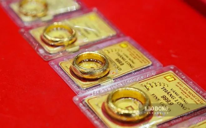 Vàng quay đầu giảm sốc, giá trong nước trượt mạnh khỏi vùng kỷ lục