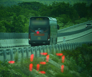 Xe chở 23 khách ‘phóng như bay’ gần 130 km/h trên cao tốc